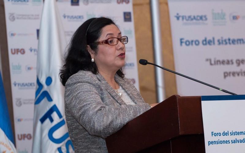 Luz María Serpas de Portillo fue presidenta del Banco Central de Reserva, de 2002 a 2009, durante los dos últimos  años de Francisco Flores en el ejecutivo y durante todo el quinquenio de Antonio Saca. Afirma que desde que se conoció que la población salvadoreña era un millón de personas menor, como reflejó el  Censo de Población y Vivienda de 2007, ya se sabía de que el PIB estaba sobrestimado. Foto: cortesía del Foro del Sistema de Pensiones Salvadoreño. 