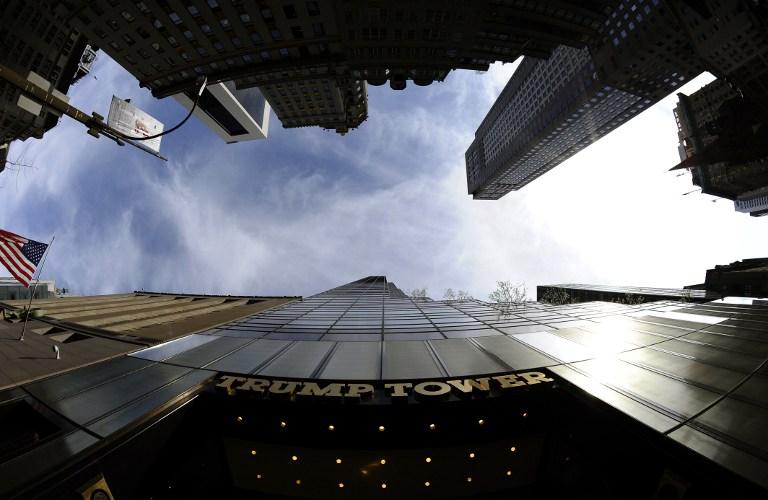 Fachada de la Torre Trump, el edificio que, ubicado en la emblemática 5a. avenida de Nueva York, simboliza el poder del magnate Donald Trump, candidato a la Casablanca por el Partido Republicano. Foto Timothy A. Clary (AFP).