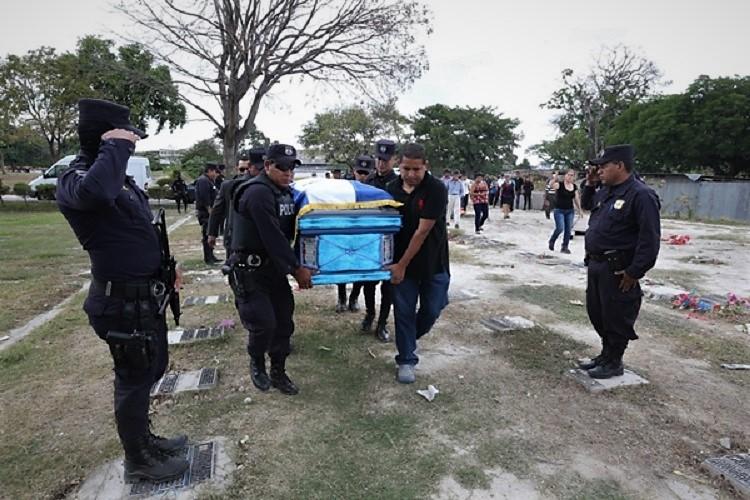 Familiares y compañeros de trabajo asisten al sepelio del agente Samuel Arnoldo Medina Ramos, el 21 de marzo de 2016. Fotografía cortesía PNC.