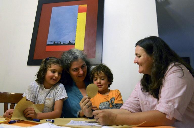 En esta foto tomada el 26 de agosto de 2014, Ana  Elisa Leiderman y Verónica Botero posan junto a sus hijos, Raquel (6 años) y Ari (4), ambos concebidos por inseminación artificial, en Medellín, Antioquia. La máxima Corte en Colombia ha legalizado la adopción de niños a parejas del mismo sexo. PHOTO/RAUL ARBOLEDA