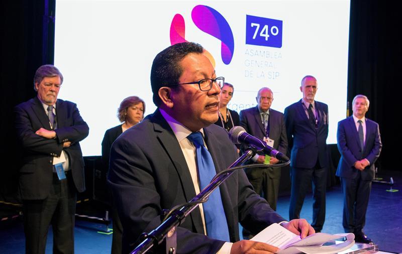 Miguel Mora tras recibir en nombre del periodismo independiente el Gran Premio de la Sociedad Interamericana de Prensa (SIP). Imagen cortesía de Confidencial. 