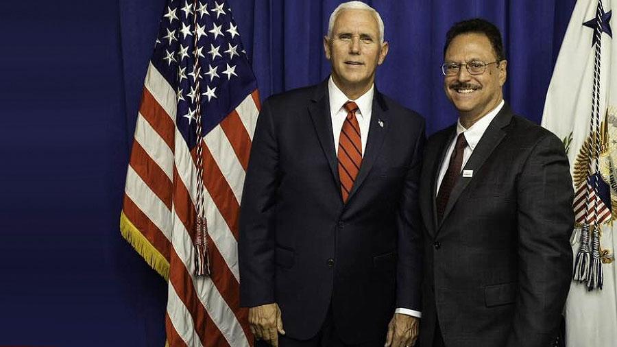 Mario Bramnick junto con el Vicepresidente estadounidense Mike Pence a inicios de julio pasado durante la inauguración de “Latinos for Trump” un movimiento que trabajará para reelegir al Presidente Trump.