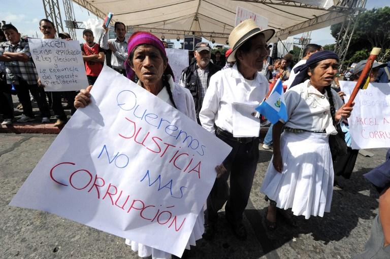 Guatemala ha salido a las calles este jueves 27 de agosto para exigir la renuncia del presidente Otto Pérez Molina, acusado de ser uno de los cabecillas en una estructura de defraudación aduanera. Campesinos, indígenas, estudiantes, sindicalistas, empresarios, empleados públicos, y hasta instituciones del Estado se han sumado a un paro nacional contra el mandatario. AFP PHOTO / ORLANDO SIERRA