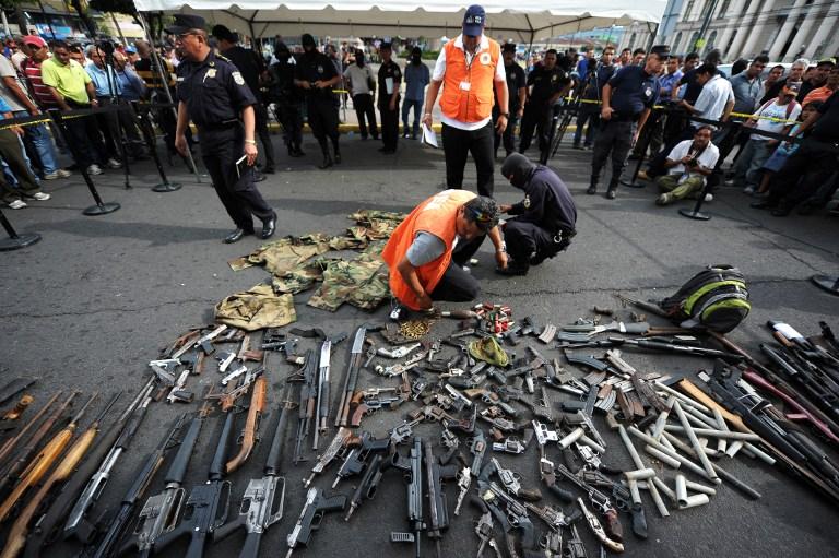 Tercera entrega. Fecha: 27 de mayo de 2013. Lugar: plaza Gerardo Barrios de San Salvador. Armas entregadas por las pandillas: 143. Porcentaje de armas operativas: 83 %. Foto José Cabezas (AFP).