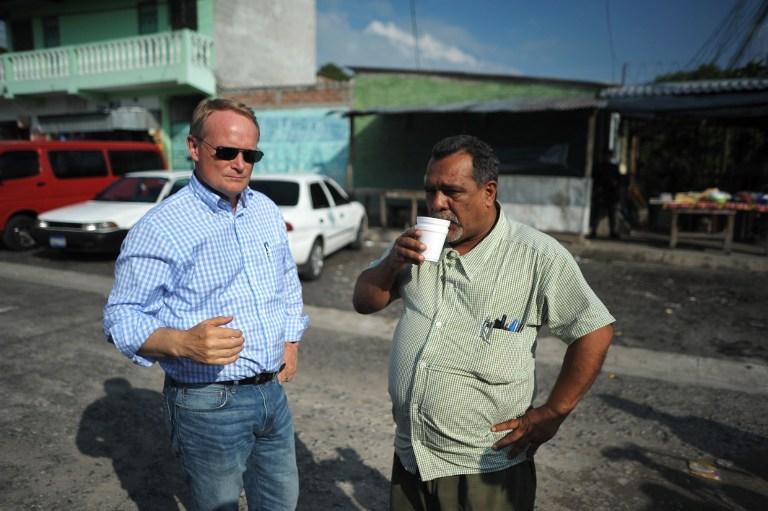Adam Blackwell junto al mediador Raúl Mijango, en una visita a la residencial Altavista de Ilopango, el 13 de julio de 2013. Foto José Cabezas (AFP).