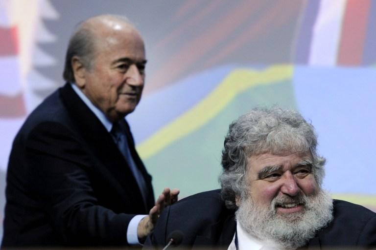 Chuck Blazer recibiendo una palmada de Joseph Blatter durante un evento en Zúrich, Suiza, en el año 2011. Foto de Fabrice Coffrini (AFP)