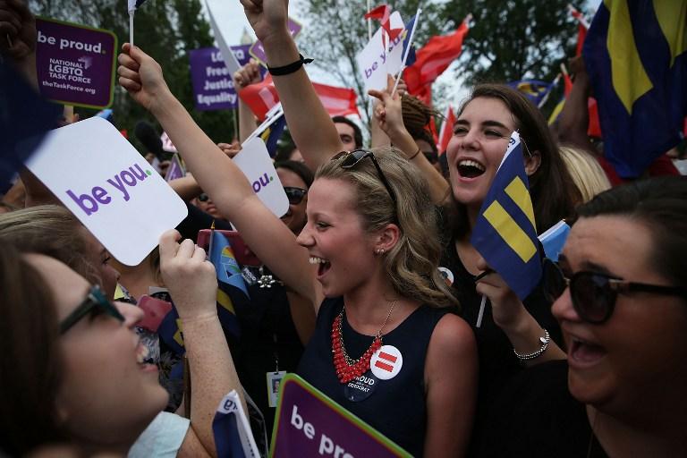 Activistas del matrimonio igualitario celebran a las afueras del edificio de la Corte, en Washington, luego de que se diera a conocer su fallo del reconocimiento de esta unión en todo el país. Foto: Alex Wong (AFP).