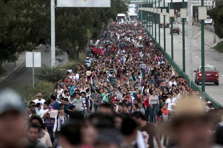 Estudiantes, vecinos y parientes de los 43 estudiantes desaparecidos de Ayotzinapa participan en una protesta hoy en Chilpancingo, Guerrero, uno de los estados que replicó la manifestación principal que se llevó a cabo en el Distrito Federal. México no olvida el crimen que hoy cumplió un año y del que todavía no se conoce una verdad con respaldo científico. Foto AFP /Pedro PARDO
