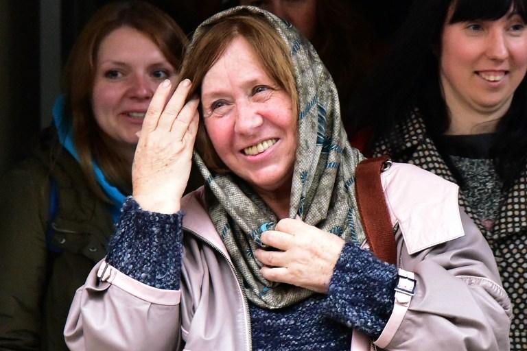 La escritora y periodista Svetlana Alexievich dijo en conferencia este 8 de octubre que dedicaba el Premio Nobel a su tierra natal, en donde sus libros no pueden ser publicados. Foto: MAXIM MALINOVSKY (AFP)
