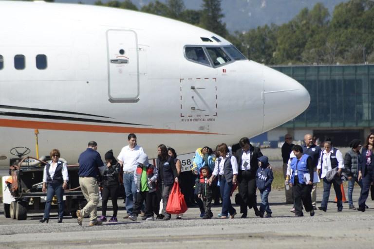 Un grupo con 14 guatemaltecos (cuatro mujeres y diez niños) fue deportado desde Estados Unidos este miércoles 6 de enero. Son parte de los detenidos en las reciente redadas del DHS, el Departamento de Seguridad Nacional. Foto Orlando Estrada (AFP).