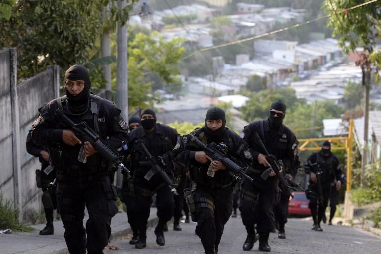 Miembros de la PNC durante un operativo en Mejicanos. Foto Marvin Recinos (AFP).