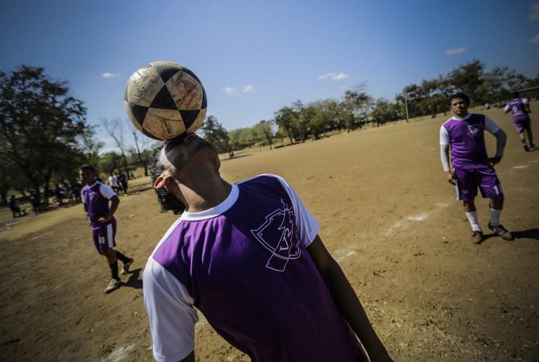 Un joven tecniquea  ante la mirada de dos amigos en Villa Reconciliación, un barrio popular de Managua, la capital de Nicaragua. El fútbol es cada vez más popular en el país en el béisbol aún es el deporte rey. Foto Inti Ocón (AFP).