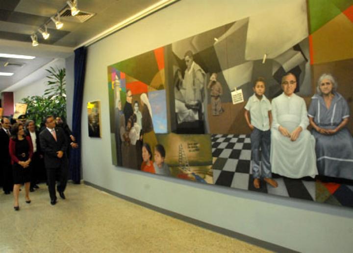 El 24 de marzo de 2010, el presidente Mauricio Funes y su entonces esposa, Vanda Pignato, inauguraron la pintura 