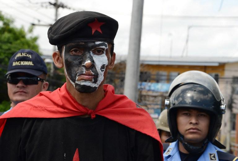 Un activista de la oposición se manifiesta contra la reelección del presidente hondureño Juan Orlando Hernández, anunciada ya oficialmente el 7 de noviembre de 2016. Foto Orlando Sierra (AFP).