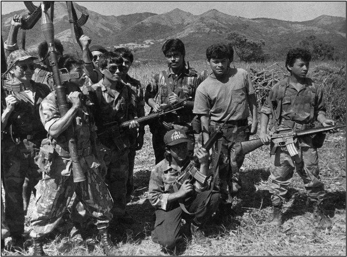 Fotografía tomada en un campamento de las Fuerzas Armadas de Liberación (FAL) en el volcán de Guazapa, poco antes de la desmovilización definitiva de las tropas insurgentes en diciembre de 1992. La mayoría de las personas en esta foto trabajó en décadas posteriores con el FMLN en diferentes funciones y capacidades.