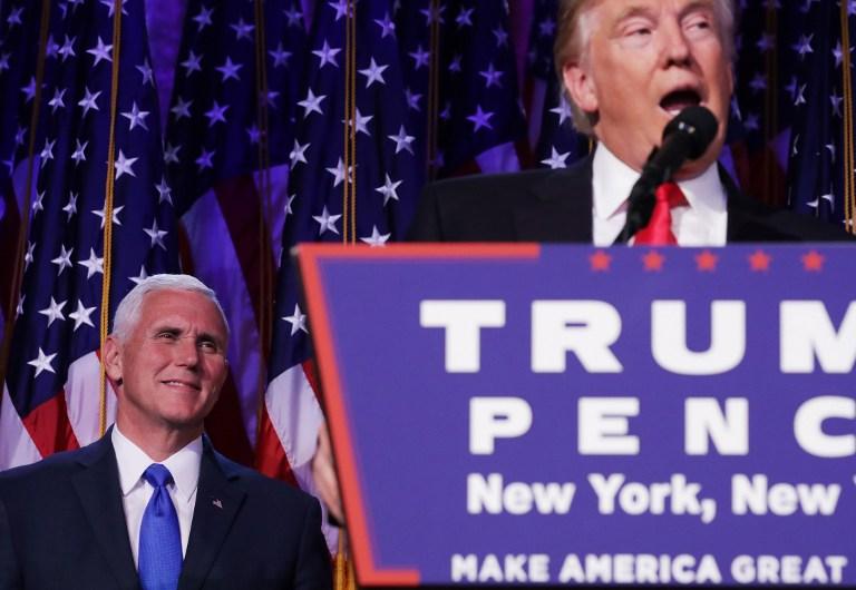 Mike Pence, vicepresidente electo de Estados Unidos, observa a Donald Trump, su compañero de fórmula. Foto Chip Somodevilla (AFP).