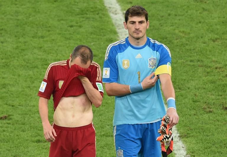 18 de junio de 2014. Iker Casillas y Andrés Iniesta abandonan el terreno de juego del Maracaná tras caer 2-0 frente a Chile, resultado que dejó fuera a los españoles del Mundial al que llegaron como campeones. De aquella exitosa generación, Iniesta es de los pocos que sobreviven en la España de Julen Lopetegui. Foto archivo El Faro.