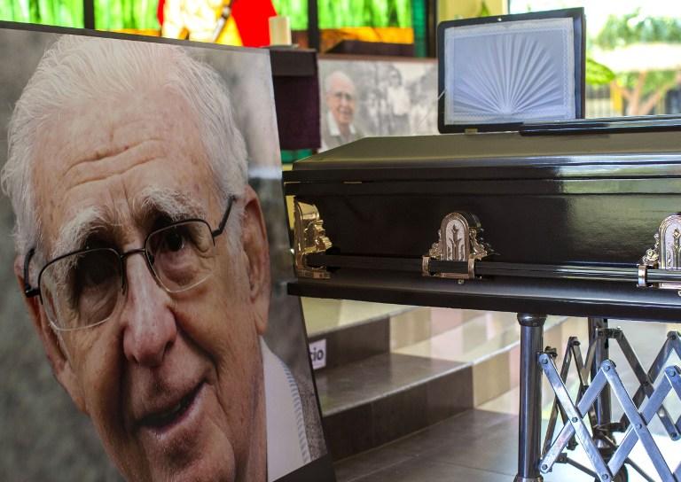 Un retrato de frente al ataúd del sacerdote Fernando Cardenal se ve durante su funeral en una iglesia en Managua, Nicaragua, el 21 de febrero de 2016. Cardenal fue un teólogo de la liberación y fue ministro de educación, condujo la campaña de alfabetización del gobierno sandinista de Nicaragua en la década de 1980. En 1984 se expulsado de la orden de los jesuitas por desafiar las órdenes del Vaticano a renunciar al gobierno, luego del regaño público que recibió de Juan Pablo II en su visita a Nicaragua en 1983. Francisco levantó la sanción en agosto de 2014. Era hermano de poeta y también sacerdote Ernesto Cardenal, quien fue ministro de cultura en el mismo gobierno sandinista. / Foto de Inti Ocon (AFP)