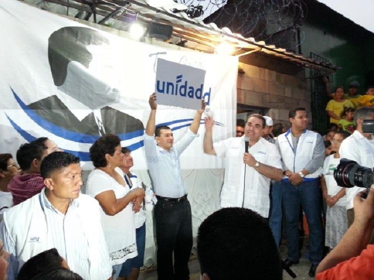 El candidato Antonio Saca solía decir, en la inauguración de sus casas de Unidad, que Tony Saca es unidad, en un aparente intento de fusionar su popular rostro y nombre con el entonces recién creado movimiento. Esta foto fue tomada en mayo de 2013, en San Jacinto, San Salvador. Foto: Gabriel Labrador. 