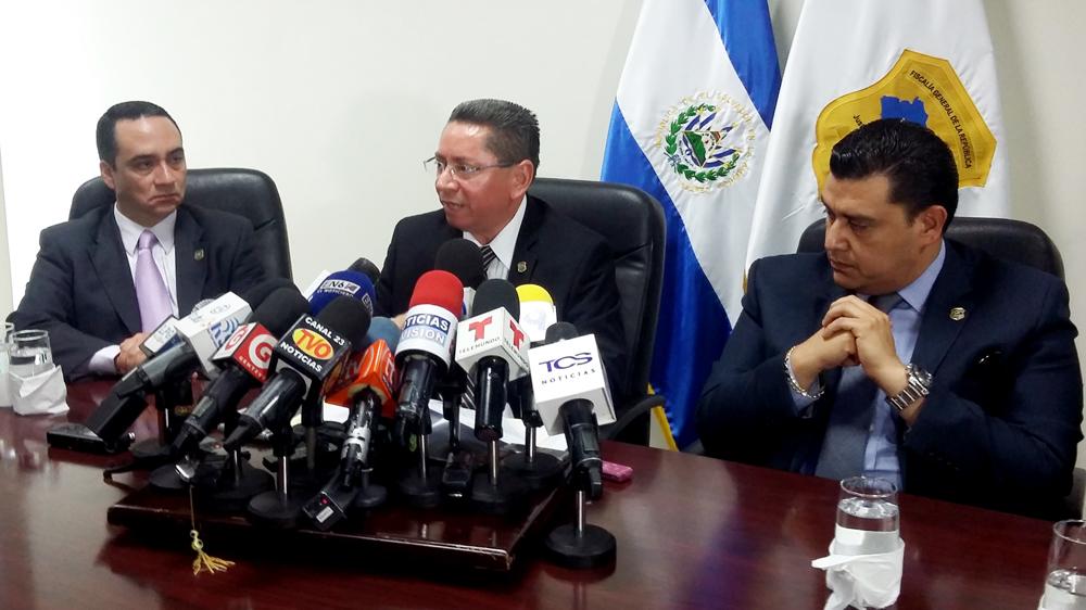 El fiscal general, Douglas Meléndez (centro), dio una conferencia de prensa en la mañana del 6 de abril de 2016. A su izquierda, uno de sus principales asesores, Rodolfo Delgado. A su derecha, Allan Hernández, director de unidades especializadas. En la conferencia también estuvo el jefe de la Unidad de Investigación Financiera, Jorge Cortez. Foto El Faro/ Nelson Rauda