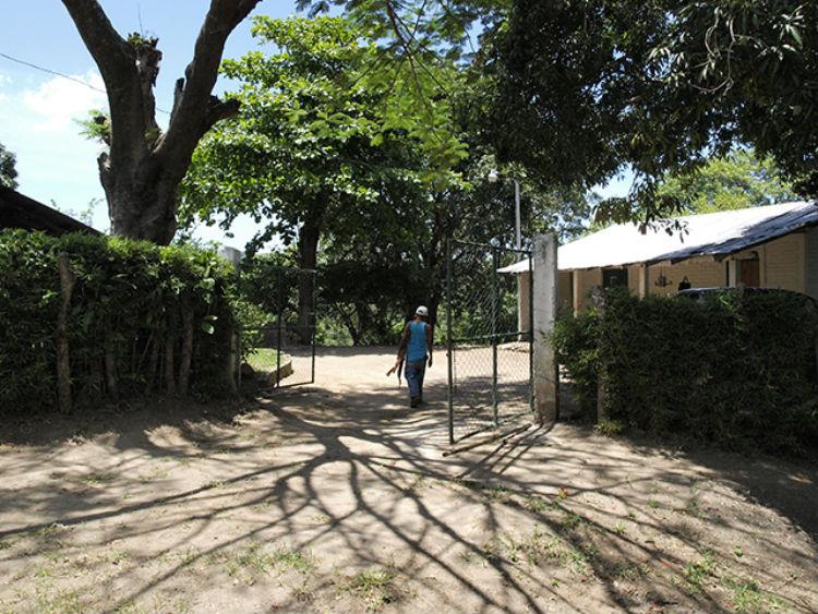 Entrada principal de la finca cafetalera San Blas, en San José Villanueva, en la que elementos de Grupo de Reacción Policial mataron a ocho personas, incluido el escribiente de la finca. Foto archivo El Faro.