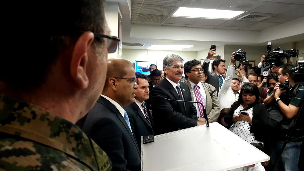 El vicepresidente de la República, Óscar Ortiz, brindó una conferencia de prensa en la Asamblea, tras la aprobación de las medidas extraordinarias, el 1 de abril de 2016. Ortiz compareció junto al gabinete de Seguridad y anunció medidas de mayor militarización que serán detalladas en la primera semana de abril. Foto El Faro/ Nelson Rauda