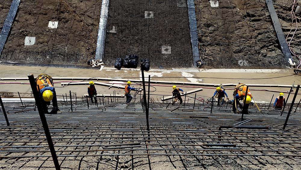 Durante septiembre de 2015, mil trabajadores laboraban en tres turnos para recuperarse de un desfase en las obras que se realizan en la presa hidroeléctrica 5 de noviembre. Completar la expansión  es clave para un gobierno que promociona los logros de su segundo año. Foto: El Faro/ Nelson Rauda.