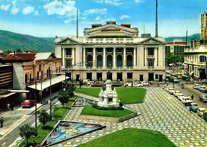 Esta postal sirvió de indicio a los investigadores de Secultura para localizar el segundo espejo de agua que se encontraba enterrado en la plaza Morazán. Foto: tomada de la página de Facebook Fotos de nuestro El Salvador de Antaño.