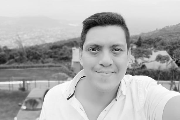 Malcolm Cartagena cuenta con 14 años de trayectoria en materia electoral. Ha participado como observador electoral certificado por la OEA y por el Consejo de Expertos Electorales de Latinoamérica (CEELA) en varios países del mundo. Actualmente dirige capacitaciones y elabora materiales de divulgación electoral. Estudió Comunicaciones y es afiliado del partido FMLN.