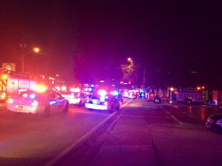 Carros del Departamento de Policía de Orlando están afuera del club Pulse Night Club en el que fallecieron 50 personas debido a un tiroteo. Foto AFP PHOTO / Orlando Police Department.