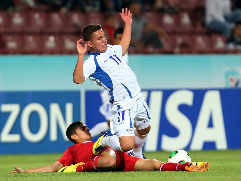 El salvadoreño Maikon Orellana cae ante un jugador turco en el partido que enfrentó a ambas selecciones en el Mundial Sub-20, que se celebró en Turquía. El fútbol salvadoreño cae de nuevo por un escándalo de corrupción en la FIFA, en el que se señala el involucramiento del expresidente de la Comisión Normalizadora. Foto AFP/Turkpix