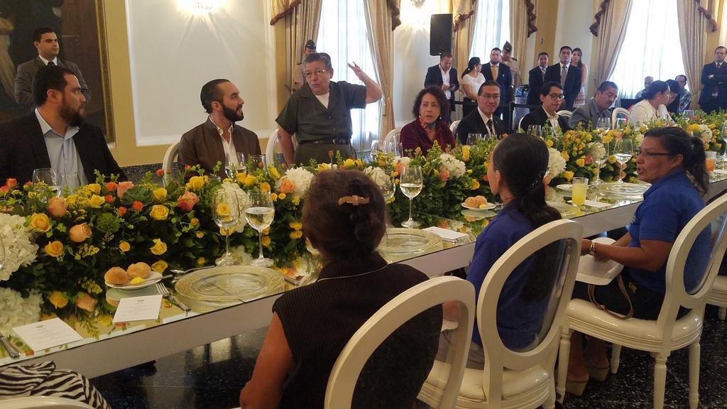 Bukele recibió el 18 de junio de 2019 a los representantes de las víctimas de El Mozote. Prometió continuar con las medidas de reparación, pero casi un mes y medio después esas medidas no llegan. Foto: cortesía de Casa Presidencial.