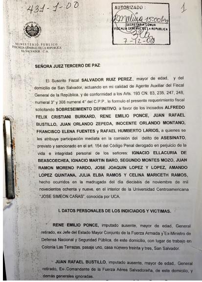 Carátula del documento con el que la Fiscalía General de la República pidió, en el año 2000, el sobreseimiento contra el expresidente Alfredo Cristiani y seis miembros de la generación de militares conocida como La Tandona. El juzgado Tercero de Paz de San Salvador cerró el proceso porque se había vencido el plazo para investigar, 10 años. Foto: El Faro. 