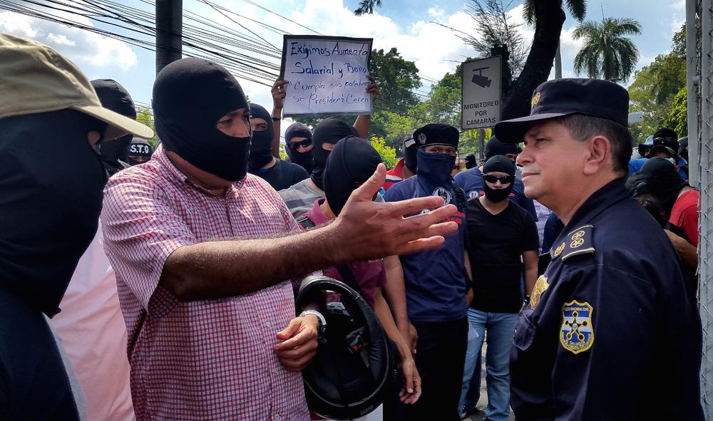 Agentes de la Policía Nacional Civil durante la marcha organizada por el Movimiento de Trabajadores de La Policía, que se concentró en la Plaza El Salvador del Mundo y recorrió hasta casa presidencial. 27/01/2016/ Foto: Carlos Martínez