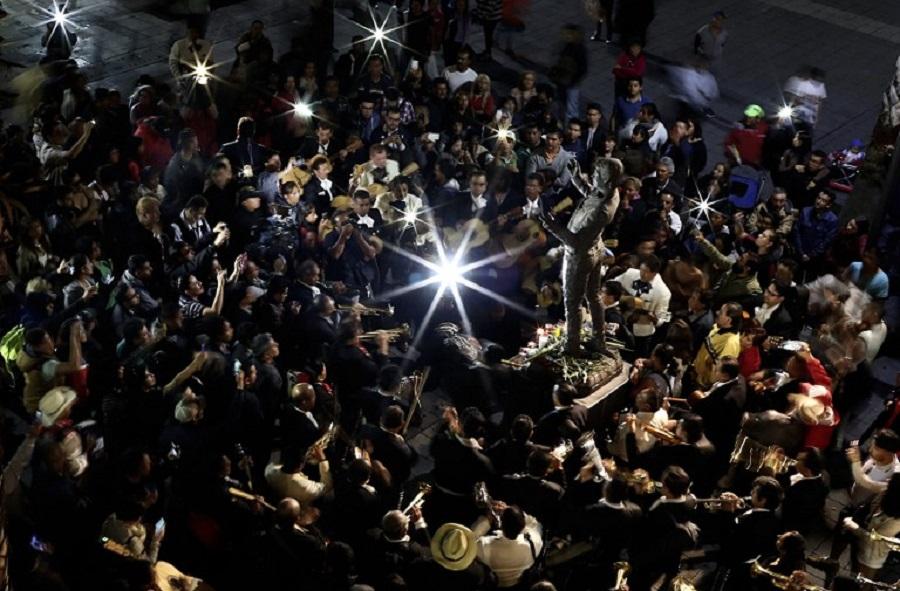 Mariachis y público despiden a Juan Gabriel frente a la estatua del cantante y compositor  ubicada en la Plaza Garibalid, en el centro de la Ciudad de México.  / AFP PHOTO / YURI CORTEZ