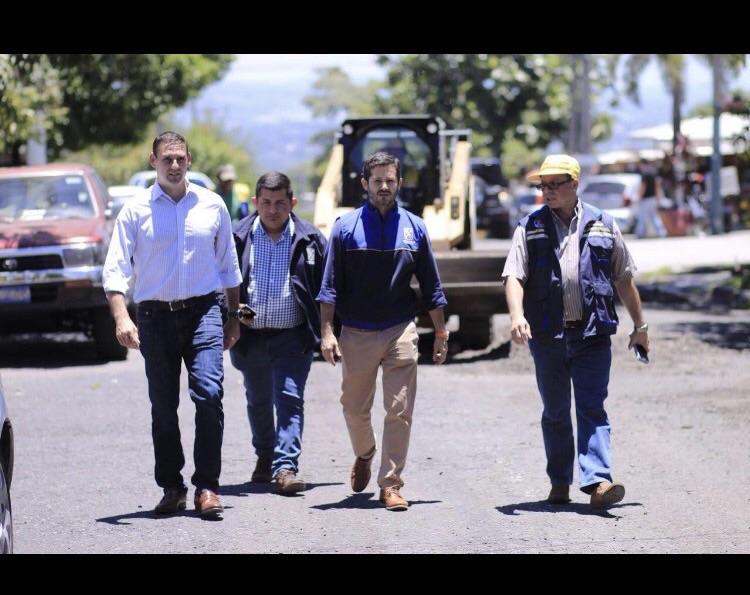 Manuel José Escalante (al centro, pantalón beige) trabaja como Gerente de Desarrollo Urbano de la Alcaldía de San Salvador, dirigida por Ernesto Muyshondt (camisa blanca). Foto: tomada de redes sociales de la Alcaldía de San Salvador. 