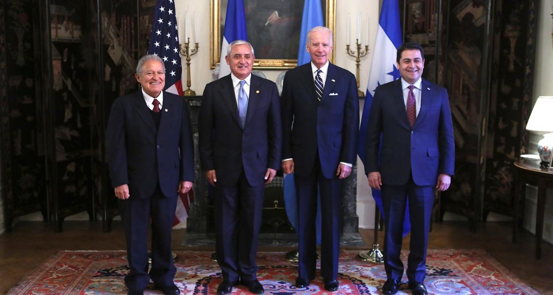 Los firmantes del Plan Alianza por la Prosperidad: presidente de El Salvador, Salvador Sánchez Cerén; expresidente de Guatemala, Otto Perez Molina; vicepresidente de Estados Unidos, Joseph Biden; y el presidente de Honduras, Juan Orlando Hernández durante reunión en enero de 2015. / Foto tomada del sitio web de Casa Presidencial de El Salvador.