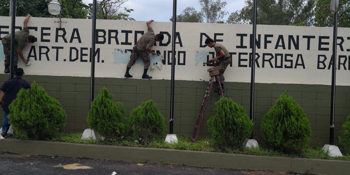 Bukele dio la orden de retirar el nombre del coronel Domingo Monterrosa de la facha de la Tercera Brigada de Infantería el 1 de junio de 2019. Las víctimas aplaudieron la medida, pero dicen que esta se queda corta y exigen la continuación de los programas sociales y reparaciones. Foto cortesía de Gustavo Amaya.