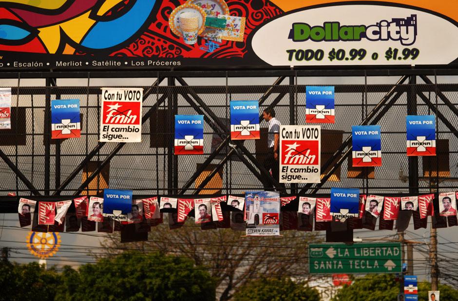 Una pasarela sobre la calle Chiltiupán, en Antiguo Cuscatlán, muestra la lucha por los votos que se  combina con la publicidad de una venta de mercancía de origen chino. Foto: Archivo / El Faro 