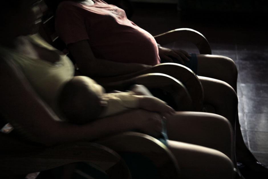 Madres adolescentes bajo protección del CIPI miran la televisión en el dormitorio colectivo del centro. Las autoridades encargadas de ellas procuran que no permanezcan mucho tiempo en este lugar. Se considera que siempre es mejor estar bajo cuidado de algún pariente o que regresen al seno familiar cuando las condiciones han mejorado. Pero varias de ellas pasan meses sin salir. Durante 2011, el Instituto de Medicina Legal atendió 343 casos de violaciones a mujeres. 264  fueron niñas entre los 6 y los 18 años. No todos los casos de violación terminan en embarazo, pero se considera que hay un subregistro debido a que no todos son denunciados por vergüenza o temor a represalias.