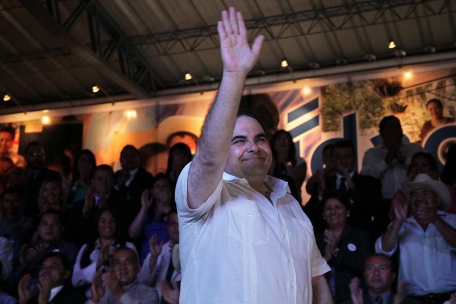 El expresidente Antonio Saca (2004 - 2009) se despide del público reunido en el Centro Internacional de Ferias y Convenciones (Cifco), en febrero de 2013, un año antes de la elección en la que intentó ser presidente por segunda vez. 