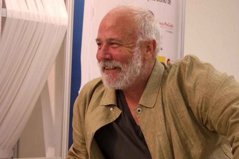 Ramón Lobo tiene una carrera de 40 años en el periodismo. Fue reportero de guerra para el periódico español El País y cubrió conflictos armados en África, Europa y América.