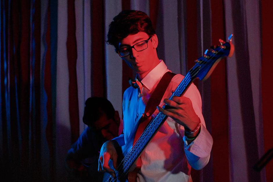 Los músicos salvadoreños, en su mayoría, tienen un trabajo fuera del escenario. Ricardo Alberto Santos, bajista de Cartas a Felice, es jefe de presupuesto en La Constancia. 