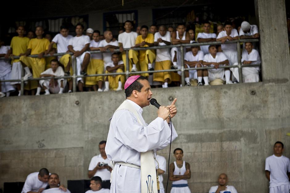 El obispo castrense Fabio Colindres celebra una misa en la cárcel de Izalco, el 19 de junio de 2012. Desde que inició la tregua, la Conferencia Episcopal de El Salvador ha dejado claro en varias ocasiones que el proceso no es una gestión de la Iglesia Católica como institución, sino una empresa personal de Colindres. Foto: archivo El Faro.