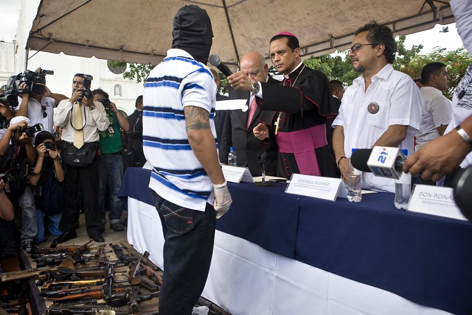 El 13 de julio de 2012, en el marco de la visita del secretario general de la OEA, pandilleros entregaron públicamente 72 armas de fuego y una mina antitanque en pleno centro de San Salvador. Las autoridades dieron seguridad perimetral al evento. El estudio técnico de la policía revelaría luego que la mayoría de las armas eran inútiles. Foto: archivo El Faro.