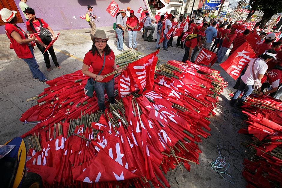 10 mil banderas con astas de bambú fueron repartidas gratis para ondearlas en el mitin del cierre de campaña del FMLN de este sábado en el Paseo General Escalón, en la colonia Escalón, de San Salvador.