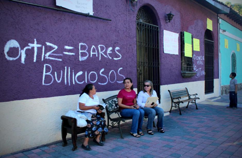 Tecleños que viven en los alrededores del Paseo El Carmen, proyecto municipal de revitalización del centro de Santa Tecla, protestaron el jueves 19 de enero contra el ruido y supuesto desorden que ocasionan los nuevos bares ubicados en la zona﻿, recurriendo a manchar las fachadas de varias casas del lugar. Carolina de Pocasangre, una de las manifestantes, cuestiona el proyecto: “A la 1 de la mañana que me demuestre el alcalde Óscar Ortiz qué es lo cultural aquí. Estamos pidiendo un lugar para vivir, no nos queremos ir y no nos van a presionar de esa manera para que dejemos las casas y ellos las compren”, dijo.﻿ El conflicto ya ha generado incluso episodios de violencia, con saldo de un cliente de un bar lesionado.
