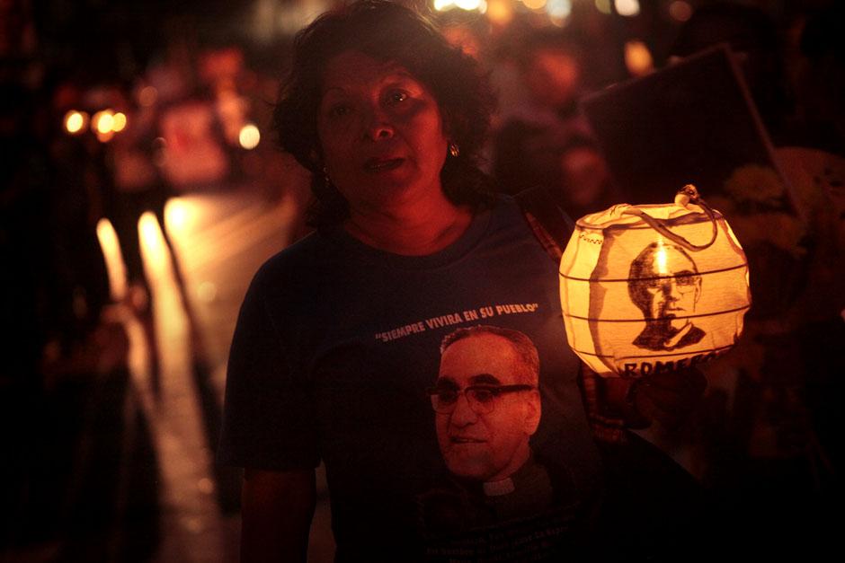 Rosario Mancía desfiló con un farolito elaborado por su hijo especialmente para que su madre lo usara durante la marcha. Mancía afirma que era una fiel oyente de los programas de monseñor Romero en la radio YSAX, la radio del arzobispado, a finales de los 70. Lo escuchaba a bajo volumen por temor a represalias del aparato de seguridad del Estado.