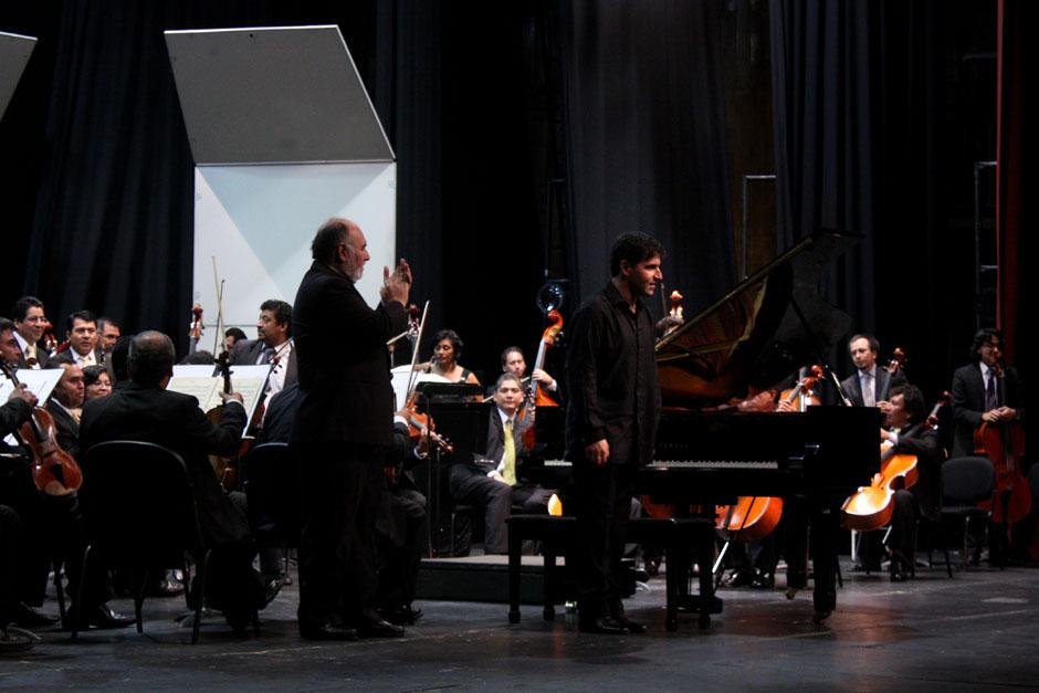 German Cáceres liderando a la Orquesta Sinfónica de El Salvador durante el tercer concierto de la temporada 2012, en el marco de la celebración de su 90 aniversario. La Orquesta, conformada en 1922, estuvo acompañada del pianista italiano Marco Schiavo que interpretó el concierto No. 5 de Beethoven.