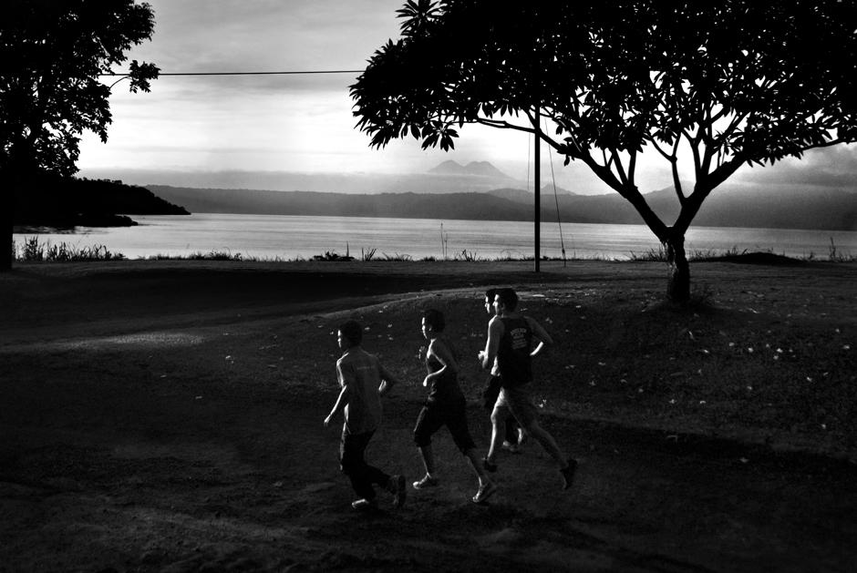Un grupo de remeros inicia su entreno en una centro de entranamiento de la Federación de Remo en el lago de Coatepeque ubicado en el Centro Obrero Constitución del Ministerio de Trabajo. Abierto en 2002 para los Juegos Centroamericanos y del Caribe. 